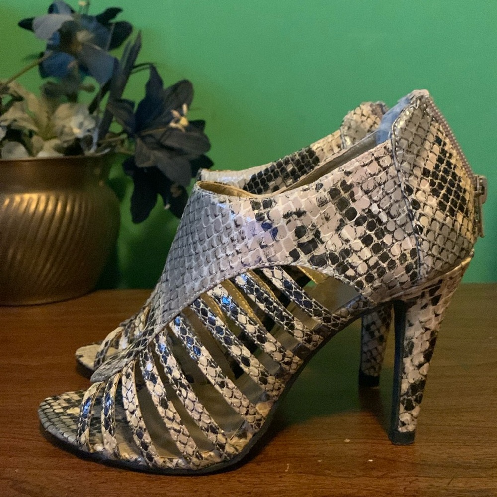 Andiamo Size 7 Beige Snakeskin Zip Up Heels